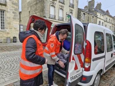 Gwena&euml;lle Schueller et Beno&icirc;t Mesnil chargent la camionnette avant de partir en maraude. - Martin Patry