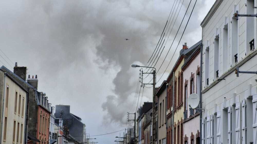Un drone des secours survole la zone pour surveiller le site.