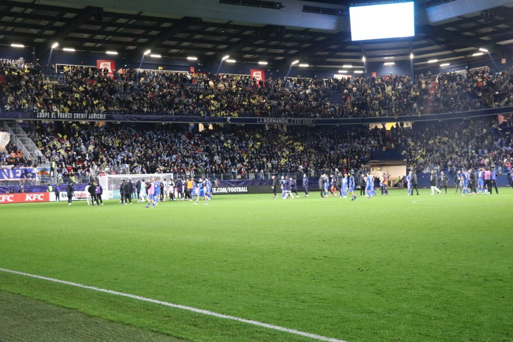 Tout le stade &eacute;tait debout au coup de sifflet final, pour f&eacute;liciter le petit poucet de la Coupe.