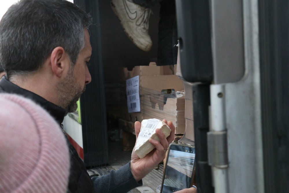 Produits laitiers et autres marchandises &eacute;taient contr&ocirc;l&eacute;s pour conna&icirc;tre leur origine.