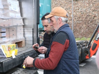 Produits laitiers et autres marchandises &eacute;taient contr&ocirc;l&eacute;s pour conna&icirc;tre leur origine. - Simon Lebaron