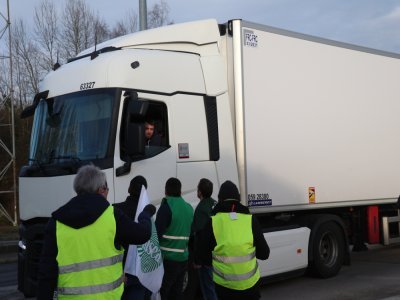 La FDSEA et les Jeunes agriculteurs ont contr&ocirc;l&eacute; les camions transportant des produits alimentaires. - Simon Lebaron