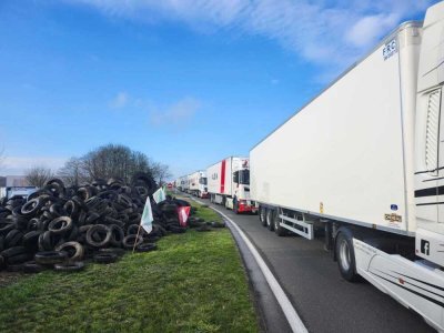 Les camions &eacute;taient aussi contr&ocirc;l&eacute;s &agrave; l'entr&eacute;e et la sortie de l'autoroute. - Simon Lebaron