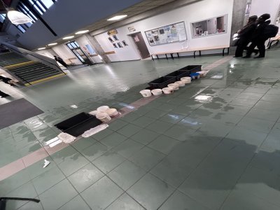 Des seaux ont &eacute;t&eacute; install&eacute;s pour faire face aux multiples fuites. - Photo fournie par les &eacute;l&egrave;ves