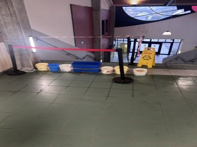 Une partie de l'escalier a &eacute;t&eacute; condamn&eacute;e. - Photos fournie par les &eacute;l&egrave;ves