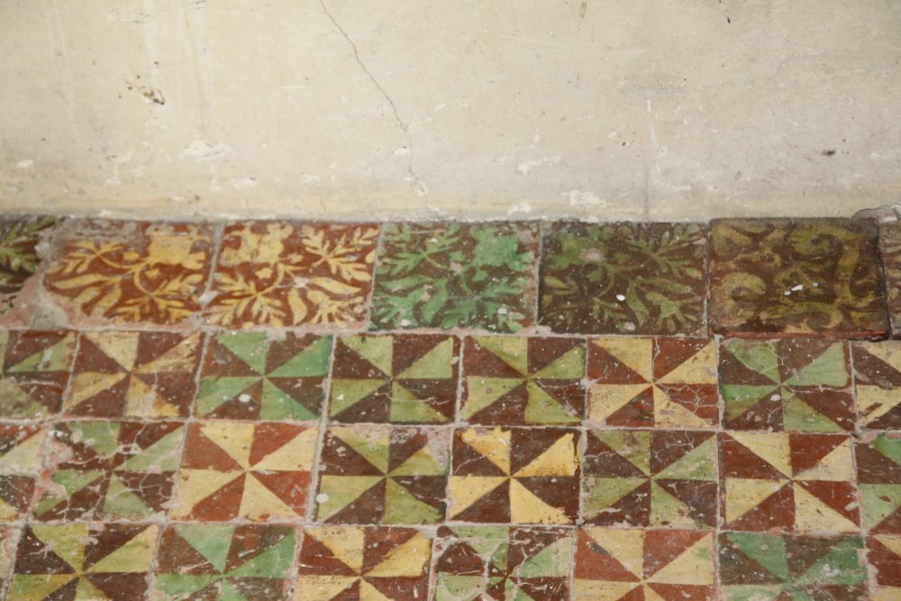 Le manoir est un v&eacute;ritable t&eacute;moin de l'Histoire. Dans les pi&egrave;ces du haut, des murs peints et vernis datant du XVIIe&nbsp;si&egrave;cle, mais aussi un carrelage d'&eacute;poque, avec des pav&eacute;s fa&iuml;enc&eacute;s du Pr&eacute; d'Auge, v&eacute;ritable art normand.