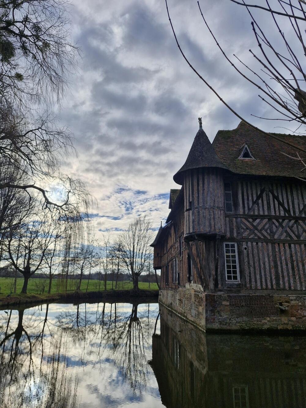 Le charme du manoir de Coupesarte se trouve aussi dans ses douves, qui entourent l'int&eacute;gralit&eacute; du b&acirc;timent. Pour Marie-Paul Boucher, "c'est une maison attachante, avec beaucoup d'&acirc;me".