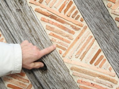 Construction typiquement augeronne, le manoir est fait de pans de bois et de tuileaux d&eacute;coratifs, des inserts de fragments de tuiles que l'on trouve particuli&egrave;rement dans le pays d'Auge.