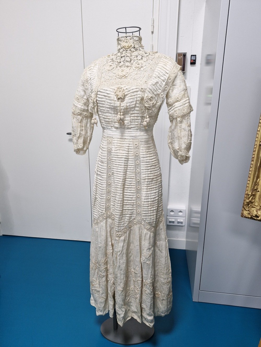 Cette robe d'apr&egrave;s-midi, pour parader sur le Plat-Gousset &agrave; la fin du XIXe&nbsp;si&egrave;cle et au d&eacute;but du XXe, a &eacute;t&eacute; donn&eacute;e au mus&eacute;e d'art et d'histoire.