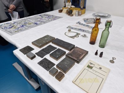 Dans les acquisitions du mus&eacute;e Dior, de nombreux objets publicitaires pour les entreprises de la famille Dior&nbsp;: les engrais, les lessives, l'eau de javel et m&ecirc;me de la bi&egrave;re brass&eacute;e &agrave; Vire par un cousin du couturier. Des foulards Dior de 2023 rejoignent aussi le mus&eacute;e, le motif dessin&eacute; dessus reprend la verri&egrave;re de la Villa Rhumbs de Granville, la maison de famille du couturier. - Thibault Lecoq