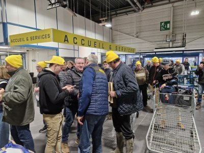 Les agriculteurs sont rentr&eacute;s chez le grossiste pour &eacute;changer avec la direction.