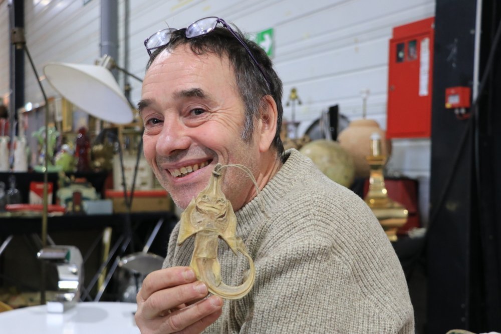 Dans les mains de Philippe Lalane, un objet r&eacute;alis&eacute; par des marins. Son but &eacute;tait de persuader les na&iuml;fs de la terre ferme que des poissons extraordinaires existaient dans les mers du Sud. En r&eacute;alit&eacute;, il s'agit d'une petite raie sculpt&eacute;e.