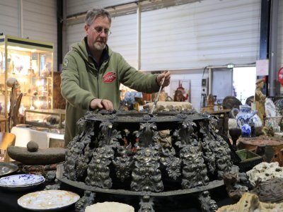 Au total, 70kg de bronze argent&eacute;. Un travail colonial espagnol du d&eacute;but du XIXe si&egrave;cle, qui a n&eacute;cessit&eacute; des milliers d'heures de ciselure et a &eacute;t&eacute; utilis&eacute; dans le film "Les Trois Mousquetaires et Milady", de Martin Bourboulon, sorti en 2023.