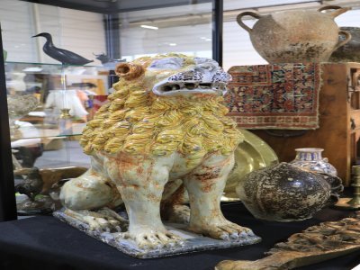 Cette pi&egrave;ce de 1730, en c&eacute;ramique, &eacute;tait plac&eacute;e dans les entr&eacute;es des ch&acirc;teaux ou des demeures de prestige. Une statue identique, tout en blanc, est expos&eacute;e dans une des salles &agrave; manger du Mus&eacute;e des Beaux-Arts &agrave; Rouen.