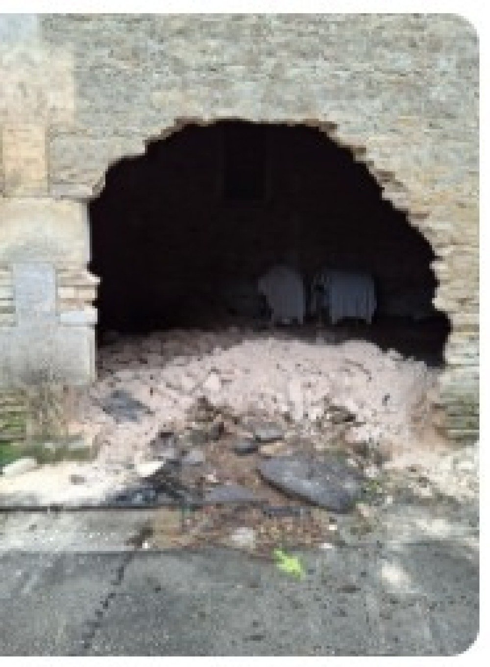 Le trou laiss&eacute; dans le mur &agrave; la suite du retrait de la camionnette.