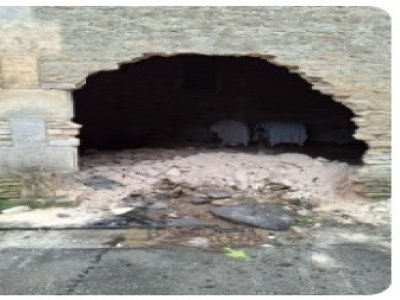 Le trou laiss&eacute; dans le mur &agrave; la suite du retrait de la camionnette. - Sdis14