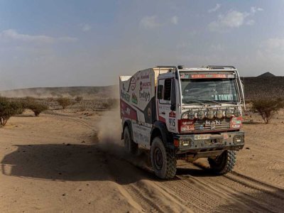 Le camion au dossard 915 conduit par l'&eacute;quipage normand au Dakar 2026. - Johann Valognes