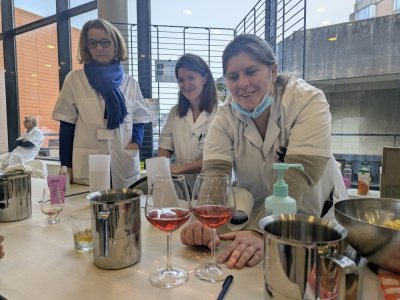 A l'h&ocirc;pital Monod, vendredi 16&nbsp;janvier, les patients de passage &eacute;taient invit&eacute;s &agrave; comparer leur dose "maison" et la dose servie dans les bars. - C&eacute;lia Caradec