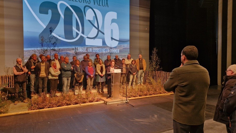 Plus d'une centaine de personnes sont venues &agrave; la c&eacute;r&eacute;monie de v&oelig;ux.