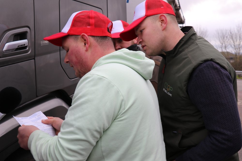 Les agriculteurs arr&ecirc;tent chaque camion-citerne et frigorifique afin de v&eacute;rifier si leur changement contient des produits litigieux.