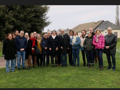Fr&eacute;d&eacute;rique Boury entour&eacute;e de sa liste pour Port-Bail-sur-Mer. - Fr&eacute;d&eacute;rique Boury