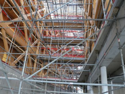 L'int&eacute;rieur de l'&eacute;cole, encore totalement empli d'&eacute;chaffaudages, avec un couloir haut de cinq &eacute;tages. - L&eacute;o Besselievre