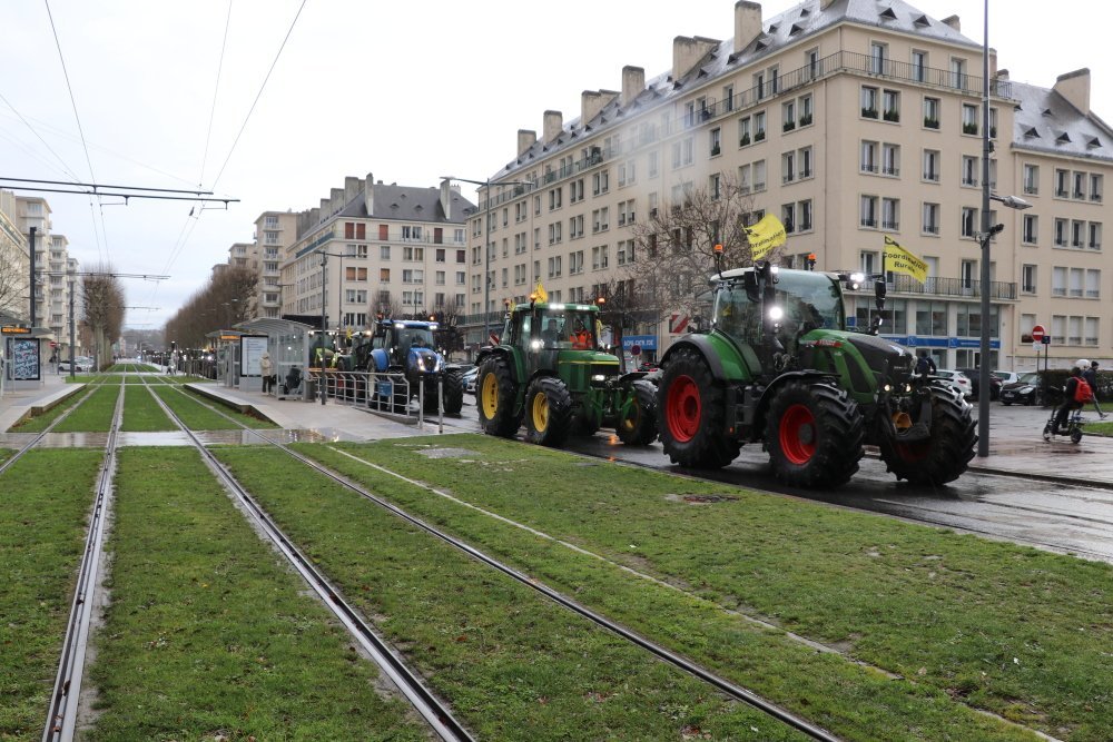 Les tracteurs ont d&eacute;boul&eacute; avenue du Six juin, vers 15h50.