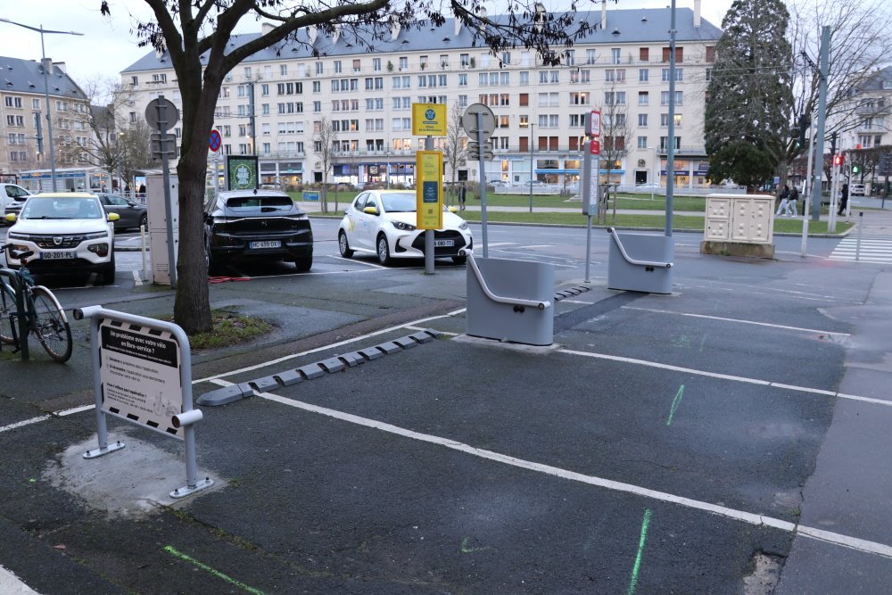 Le succ&egrave;s est tel que des stations pouvant accueillir jusqu'&agrave; 20 V&eacute;lolib sont totalement vid&eacute;es. Exemple ici, place de la R&eacute;sistance, avenue du Six juin.