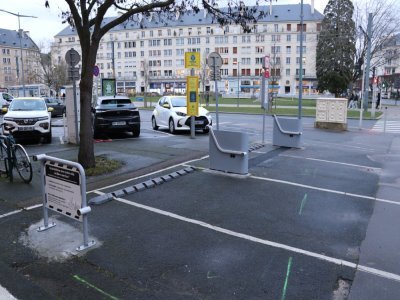 Le succ&egrave;s est tel que des stations pouvant accueillir jusqu'&agrave; 20 V&eacute;lolib sont totalement vid&eacute;es. Exemple ici, place de la R&eacute;sistance, avenue du Six juin. - L&eacute;o Besselievre