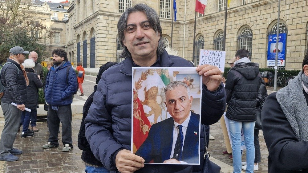 Parmi les manifestants, certains souhaitent le retour de Reza Pahlavi, fils du dernier Chah d'Iran avant la r&eacute;volution de 1979, signifiant le possible retour de la Monarchie en Iran.