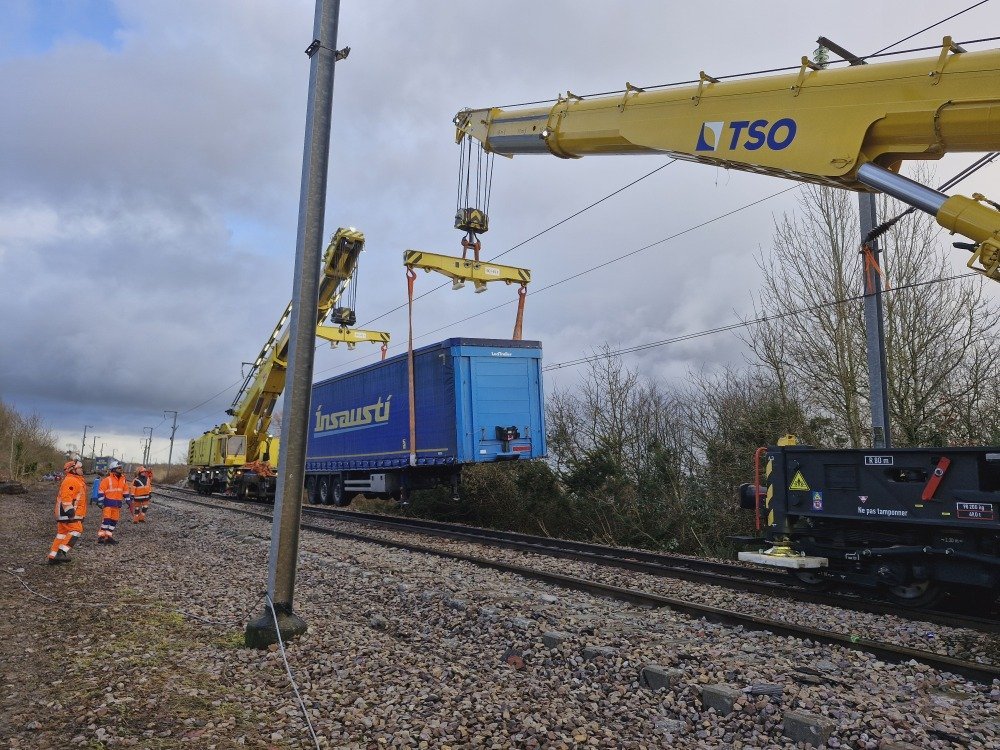 Une fois le relevage fini, place &agrave; six semaines de chantier pour r&eacute;parer les voies.