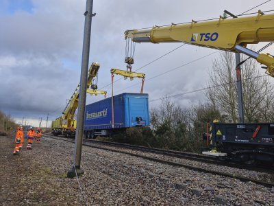 Une fois le relevage fini, place &agrave; six semaines de chantier pour r&eacute;parer les voies. - Thibault Lecoq