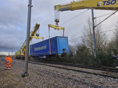 Les deux grues Kirow peuvent soulever 150 tonnes chacune, soit 25 &eacute;l&eacute;phants d'Afrique adulte. - Thibault Lecoq