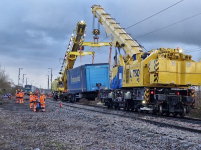 Pour chaque wagon, il faut d'abord retirer le chargement, un par un, puis le d&eacute;poser plus loin, puis retirer le wagon de la voie endommag&eacute;e pour le poser, si possible sur la voie saine. - Thibault Lecoq
