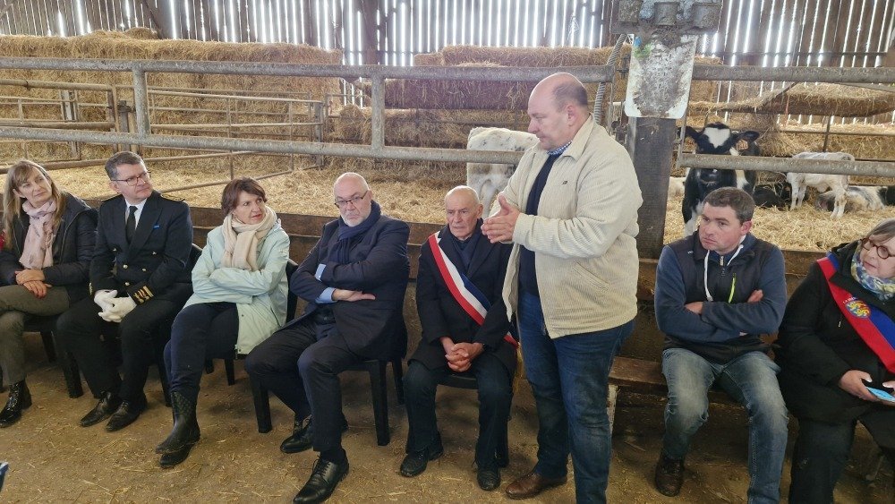 Ludovic Blin explique &agrave; Annie Genevard les difficult&eacute;s des producteurs de lait.