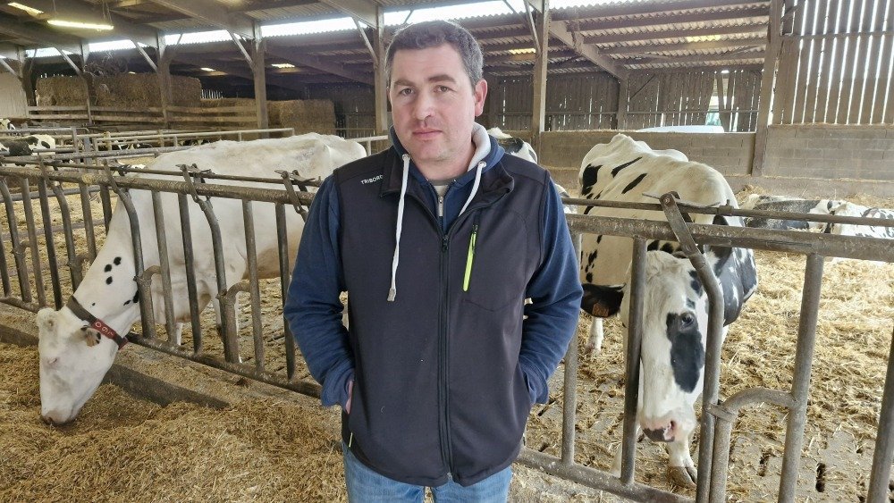 Charles Davy poss&egrave;de 120 vaches laiti&egrave;res sur son exploitation pr&egrave;s de Barneville-Carteret. Il travaille avec un employ&eacute; et un apprenti.