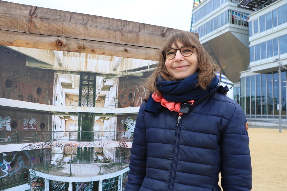Connue pour ses travaux sur le ch&acirc;teau de Versailles et l'Op&eacute;ra de Paris, la photographe Claire Adelfang s'int&eacute;resse particuli&egrave;rement aux lieux en friche issus du patrimoine industriel et militaire.