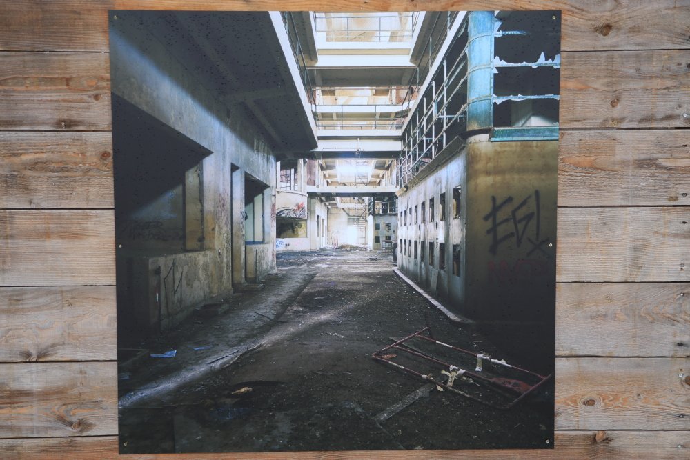 Apr&egrave;s la fermeture du chai il y a plus de 40 ans, le lieu a continu&eacute; de vivre. Il est habit&eacute; par les traces de nombreux graffeurs qui ont laiss&eacute; leur signature et auxquels la photographe a voulu rendre hommage.