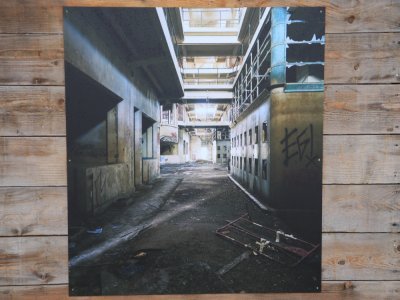 Apr&egrave;s la fermeture du chai il y a plus de 40 ans, le lieu a continu&eacute; de vivre. Il est habit&eacute; par les traces de nombreux graffeurs qui ont laiss&eacute; leur signature et auxquels la photographe a voulu rendre hommage.