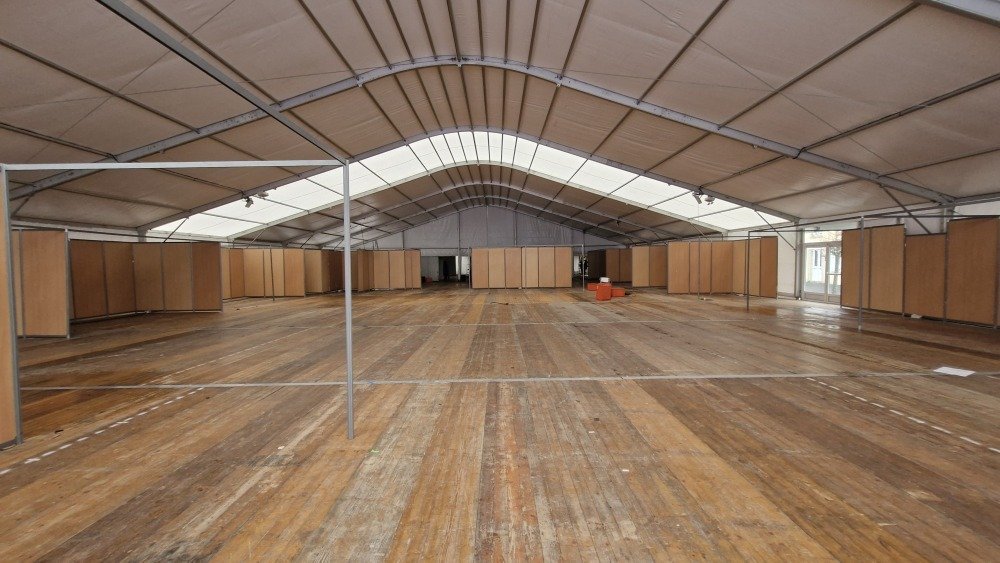 L'immense hall va accueillir des stands durant la foire, devant l'&eacute;glise.