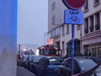 Quatre personnes ont &eacute;t&eacute; mises en s&eacute;curit&eacute; dans les combles. - Justine Carr&egrave;re