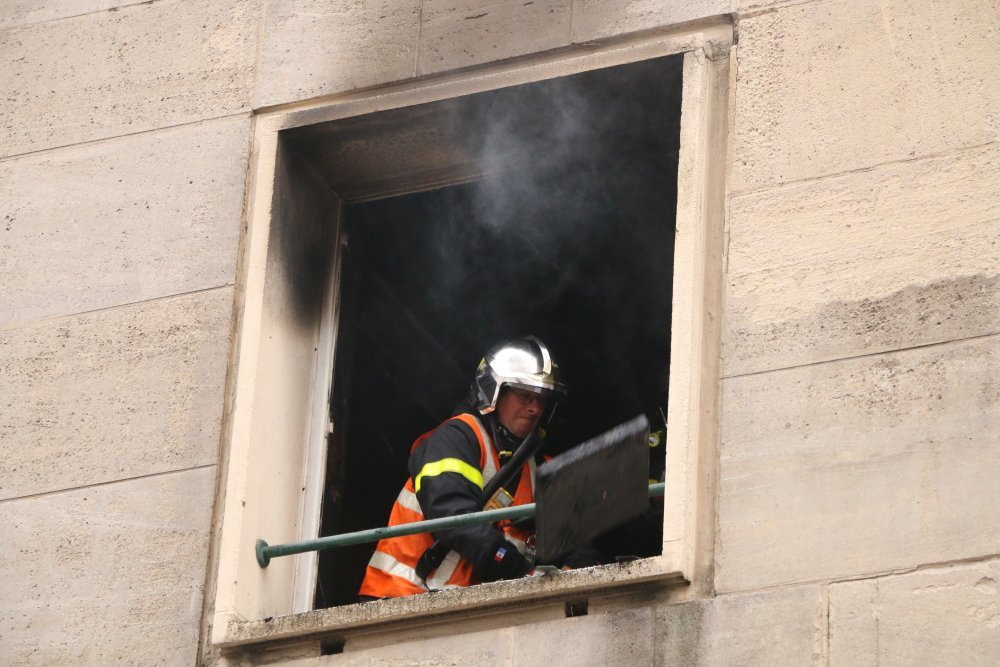 Les pompiers sont entr&eacute;s dans les appartements pour lancer par la fen&ecirc;tre les objets qui avaient br&ucirc;l&eacute;.