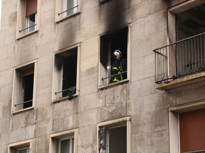 Les pompiers ont proc&eacute;d&eacute; &agrave; une op&eacute;ration de d&eacute;blai en lan&ccedil;ant les objets encore fumants vers le sol. - Justine Carr&egrave;re
