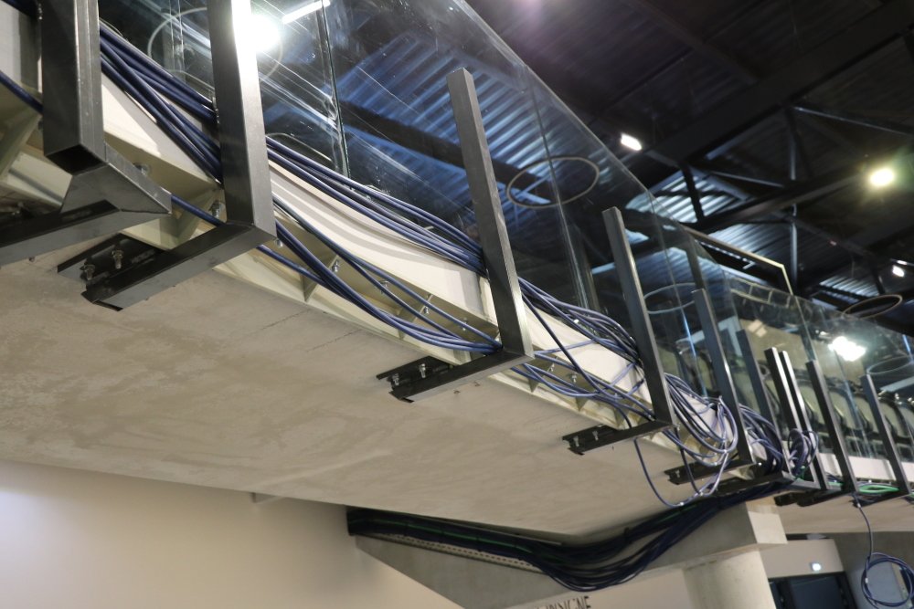 Des structures de maintien et des câbles ont été ajoutés pour accueillir les panneaux LED autour de la couronne du Palais des sports de Caen.
