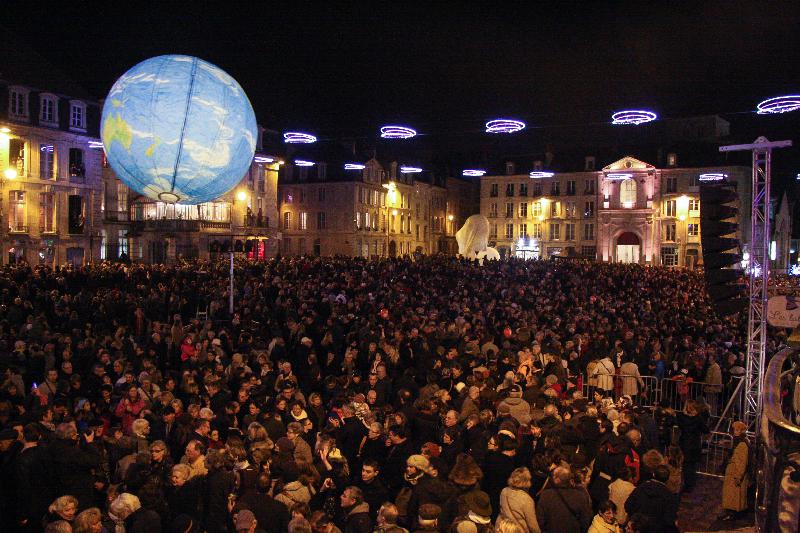 Samedi 24 novembre, la place Saint-Sauveur était le rendez-vous de milliers de spectateurs. - Hugo Blondel