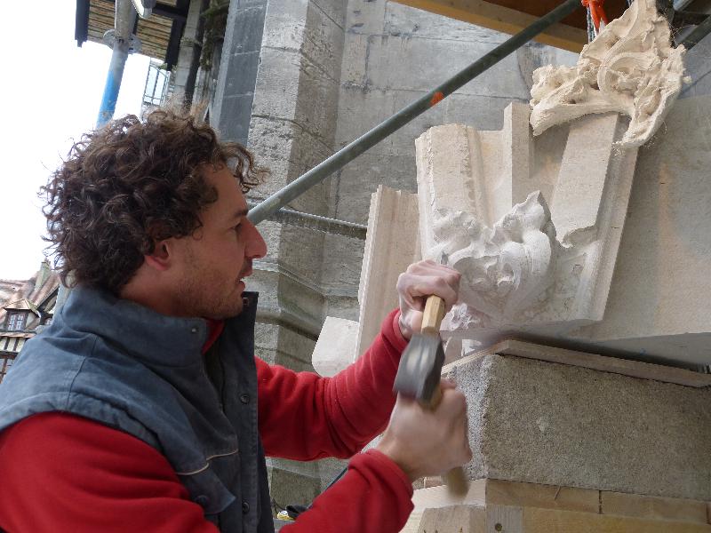 Les sculptures sont faites dans les blocs préparés par les tailleurs de pierre, là où a été laissée une "réservation" - Anne Letouzé