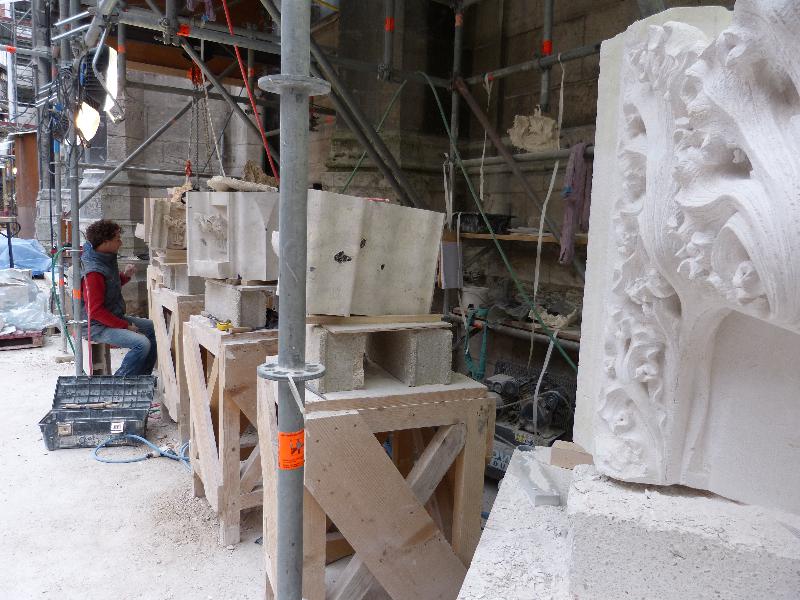 Les sculpteurs travaillent dans les loges, au pied de Saint-Maclou, pour être au plus près des originaux. - Anne Letouzé