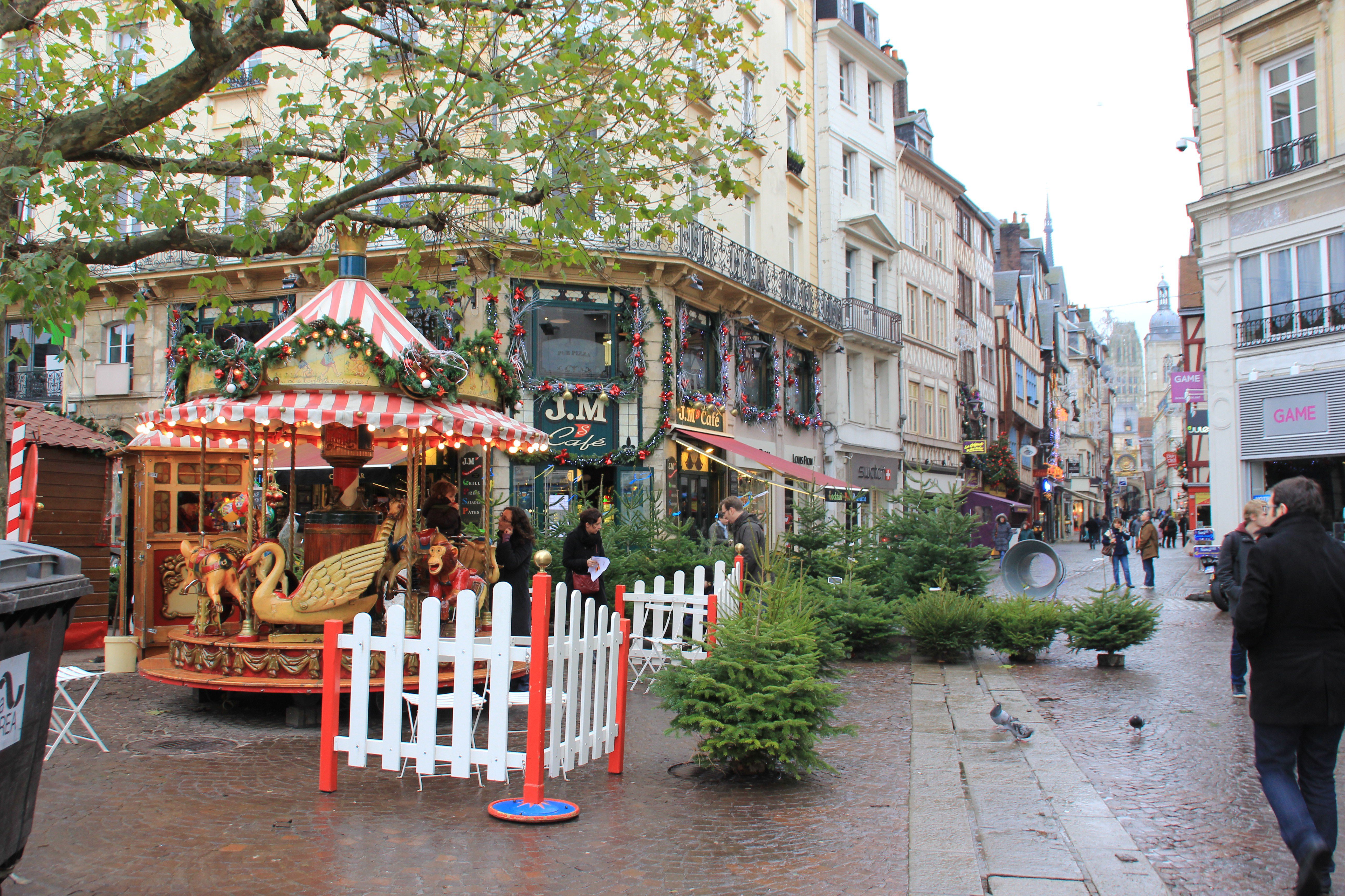Place du Vieux Marché, le manège a pris un air de fête.