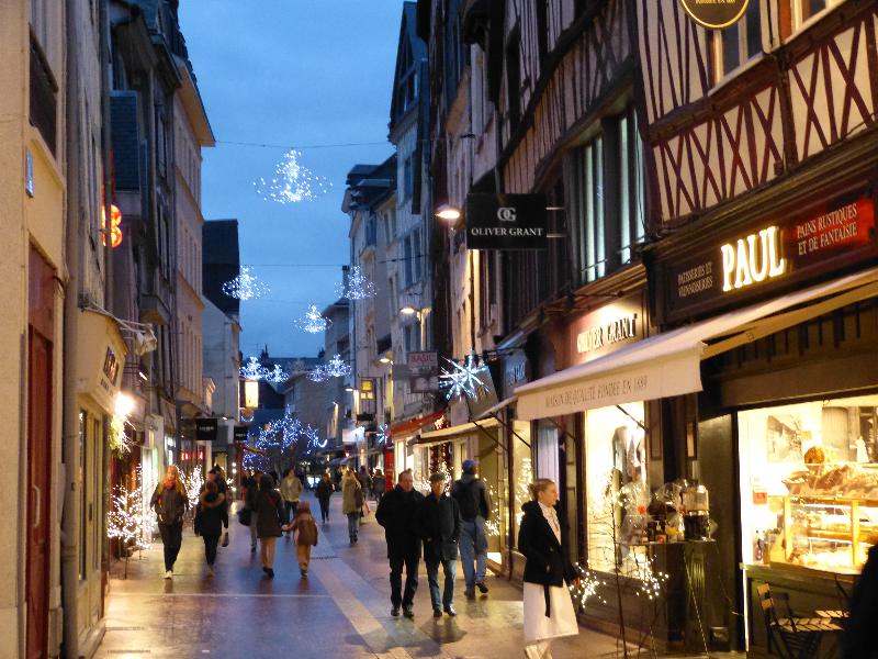 Rue Ganterie, les commerçants ont installé à l’entrée de leur boutique de petits sapins lumineux.