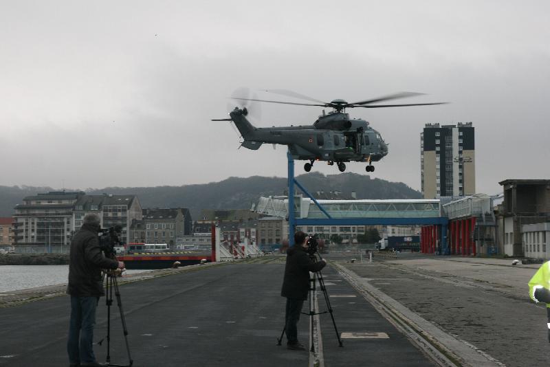 L'EC-225 a testé l'atterrissage au port de Cherbourg.